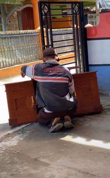 Jalan kaki antar lemari pesanan, pas datang malah ditolak.
