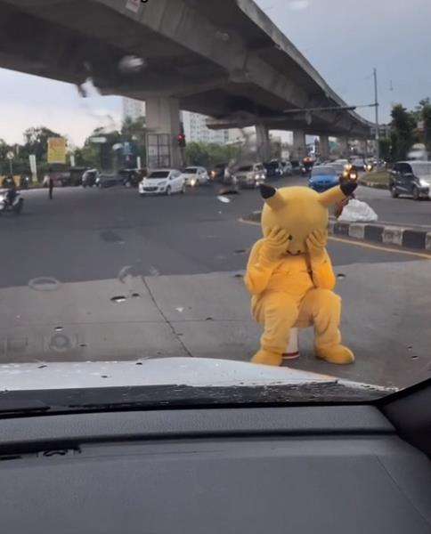 Badut ini berdoa dulu sebelum mulai bekerja.