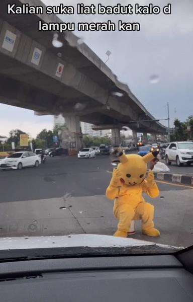 Badut Pokemon di lampu merah.