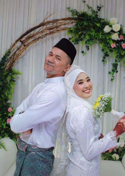 Foto Fatiha dan suaminya yang jauh lebih tua.