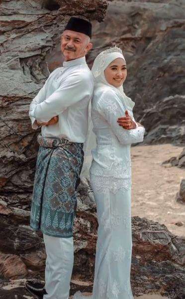 Fatiha berusia 22 tahun, suaminya 68 tahun.