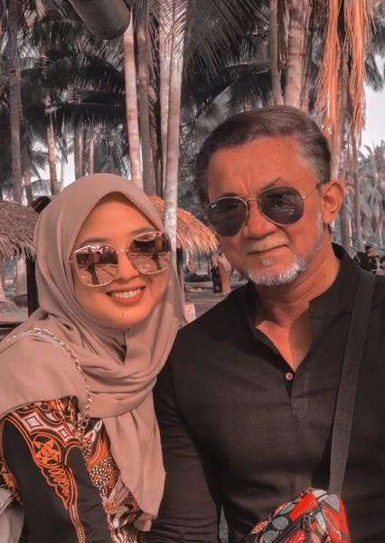 Fatiha berpose bersama suaminya.