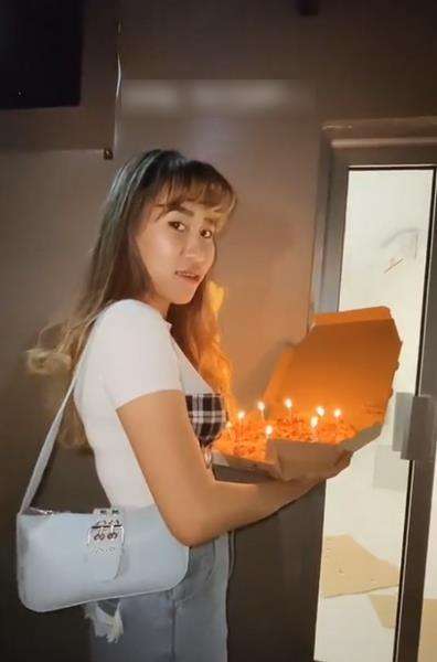 Terlalu asyik ngobrol dan semangat saat akan memberikan kejutan.