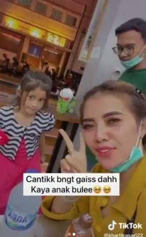Bocah penjual tisu