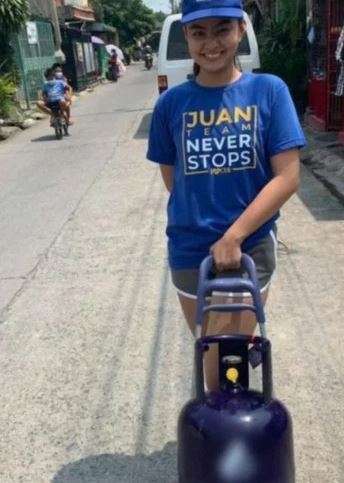 Pramugari memilih jualan gas LPG setelah kehilangan pekerjaannya akibat Covid-19. Pramugari memilih jualan gas LPG setelah kehilangan pekerjaannya akibat Covid-19.