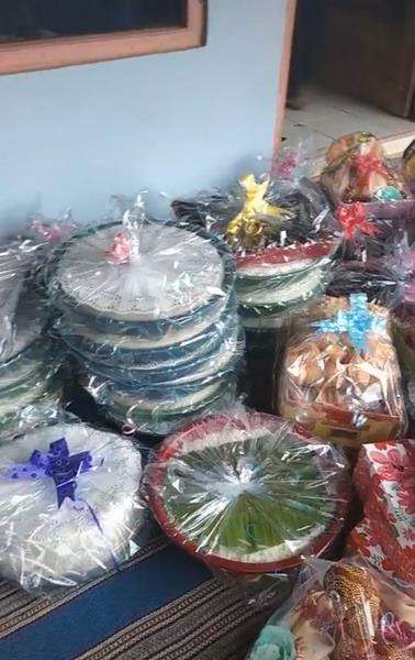 Tampak pelbagai jenis seserahan diletakkan di teras rumah.