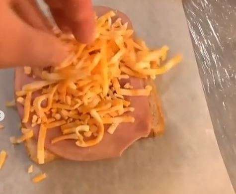 Masak makanan dengan alat di kamar hotel