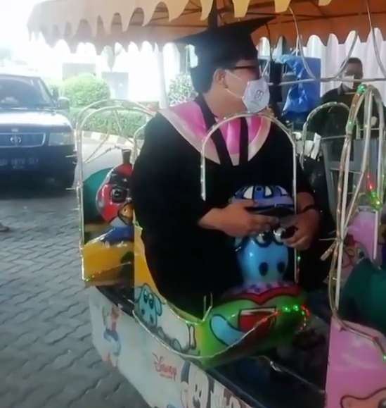 Ridwan naik odong-odong