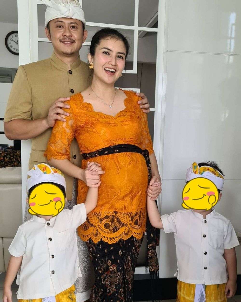 Seleb menikah dengan anak pejabat