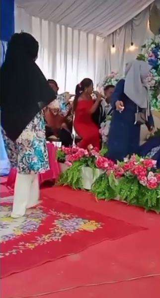 Biduan genit diusir karena pangku ke pengantin pria.