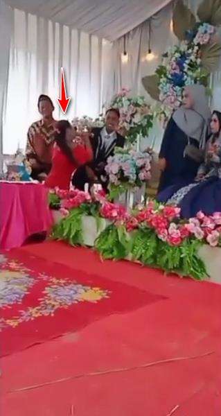 Awalnya dia bernyanyi sambil jongkok di depan mempelai pria.