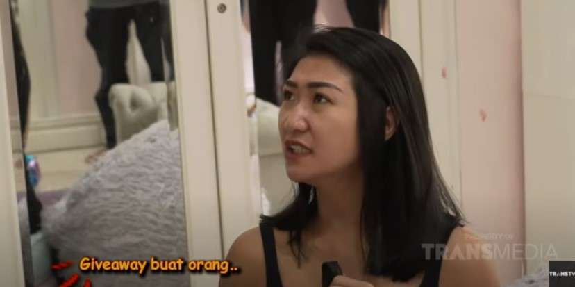 There asisten Nia Ramadhani