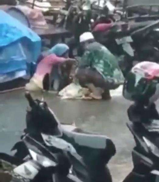 Tiba-tiba datang seorang ustaz memborong jualan nenek itu.