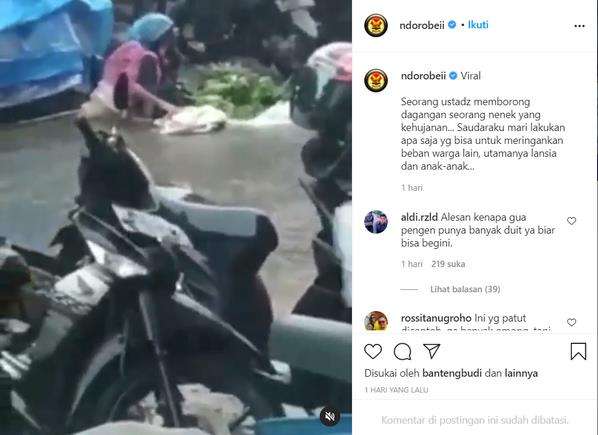 Nenek itu tampak jualan di pinggir jalan di tengah hujan deras.