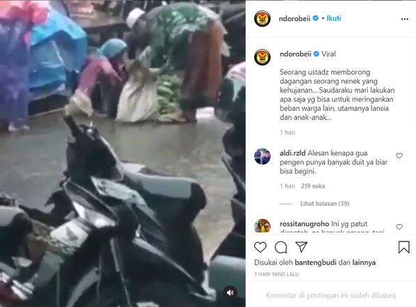 Sang ustaz memborong semua jualan nenek malang itu.