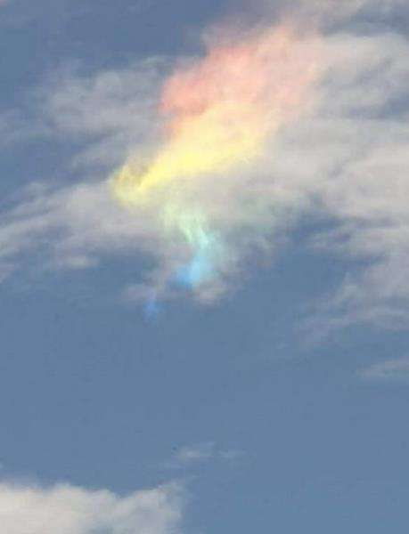Muncul api berwarna-warni di atas langit kota Manado.
