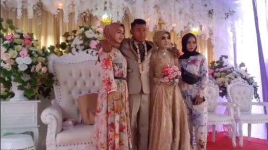 Sang mantan foto bersama pengantin pria dan istrinya.