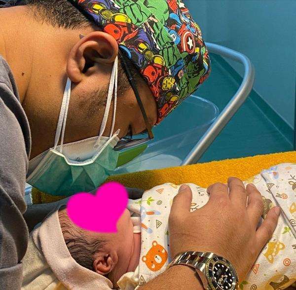Dokter Sandy mengazankan bayi Laiba.