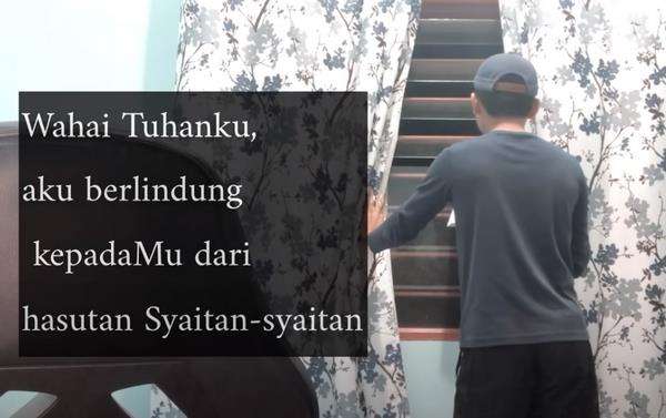 Dia kemudian membaca ayat suci Alquran untuk mengusir makhluk pengganggu.