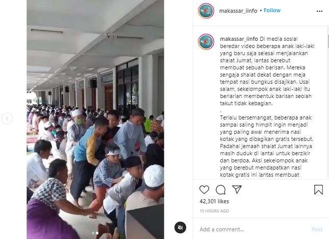 Rebutan nasi bungkus setelah solat Jumat.