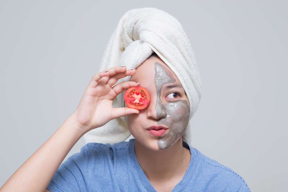 Memakai Masker Berbahan Alami