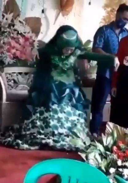 Joget pengantin wanita ini tampak aneh, diduga kesurupan
