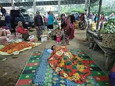 Tidur di tengah pasar emang enak?