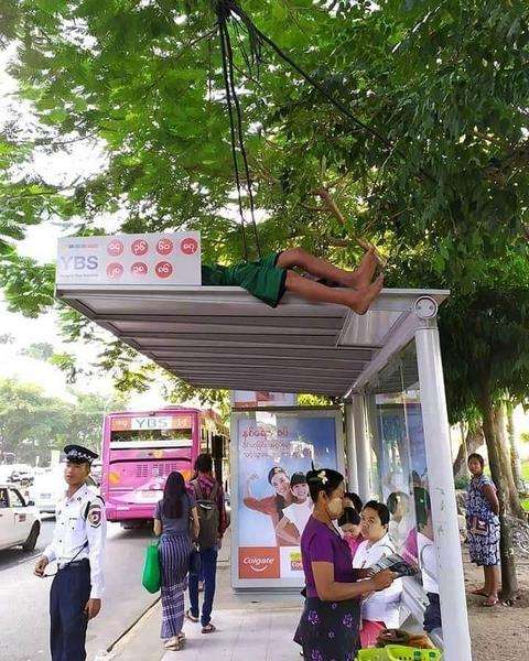 Anak siapa ini yah nyantol di atas halte bus?