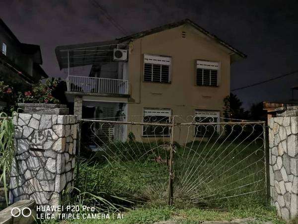 Rumah warisan yang sekarang tampak menyeramkan itu.