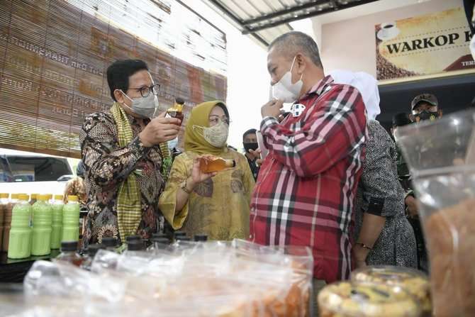 Mendes Abdul Halim Iskandar Meninjau Galeri BUMDes Sipatuo Kopi Kurrak Mandar