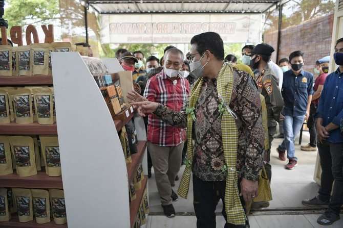 Mendes Abdul Halim Iskandar Meninjau Galeri BUMDes Sipatuo Kopi Kurrak Mandar