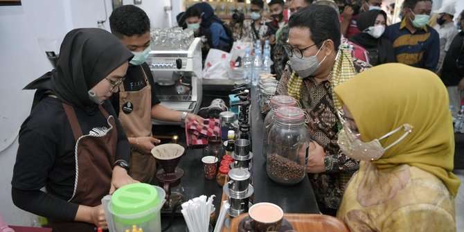 Mendes Abdul Halim Iskandar Meninjau Galeri BUMDes Sipatuo Kopi Kurrak Mandar