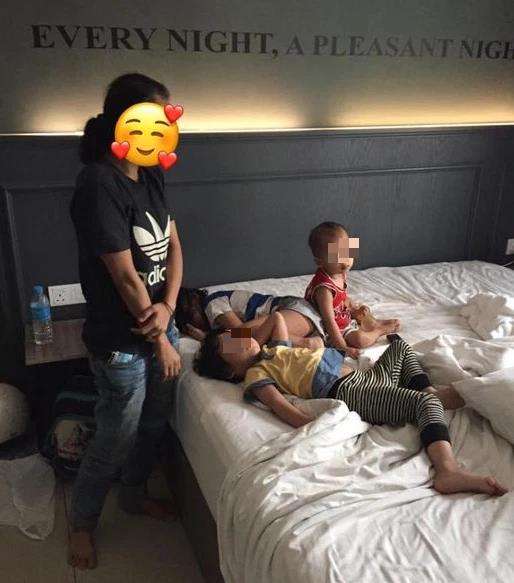 Mereka tinggal sementara di hotel.