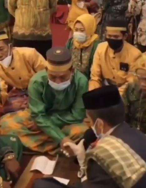 Sosok ayah ketika disalami oleh penghulu di akad nikah putrinya.