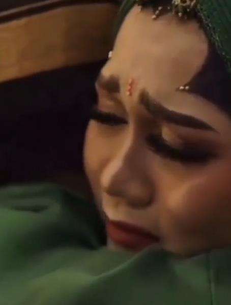 Anak perempuan menangis di pelukan ayah di hari akad nikahnya.