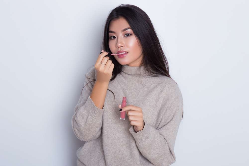 Memakai Lipstik