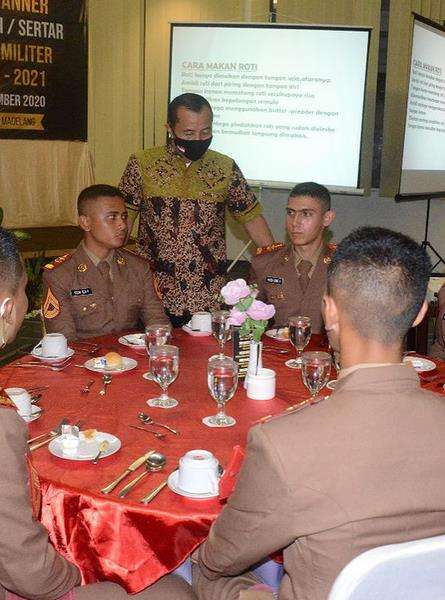 Gubernur Akmil, Brigjen Tokok Imam Santoso mendampingi para taruna.
