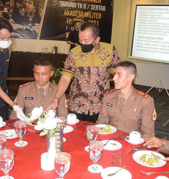 Enzo Zenz Allie bersama taruna lainnya juga ikut menjalani latihan table manner.