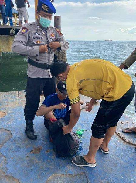Dedik diberi pertolongan medis oleh polisi.
