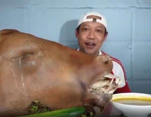 Heboh pria santap kepala sapi utuh.