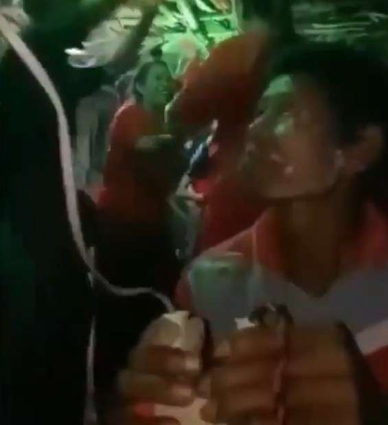 Bapak-bapak operator lampu disko Bapak-bapak operator lampu disko