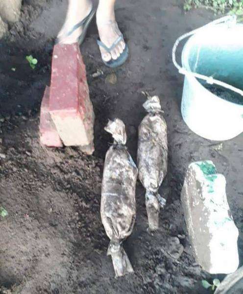 Boneka pocong yang ikut ditanam.