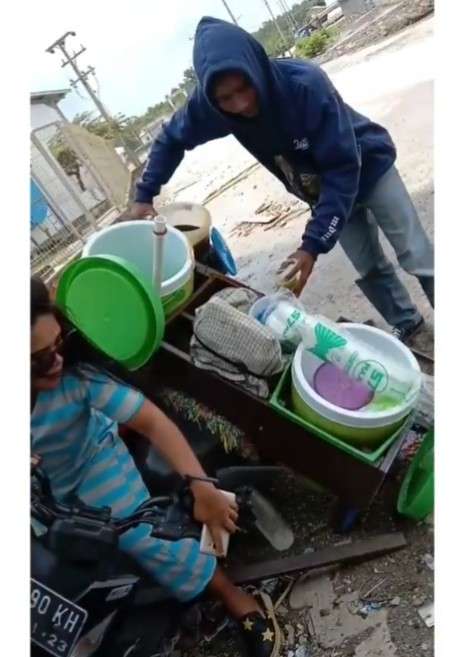 Ibu-ibu rusak pedagang cendol