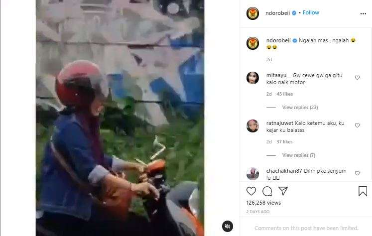 Mbaknya malah senyum.