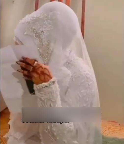Dia tak mampu melanjutkan kata-katanya karena terlalu sedih.