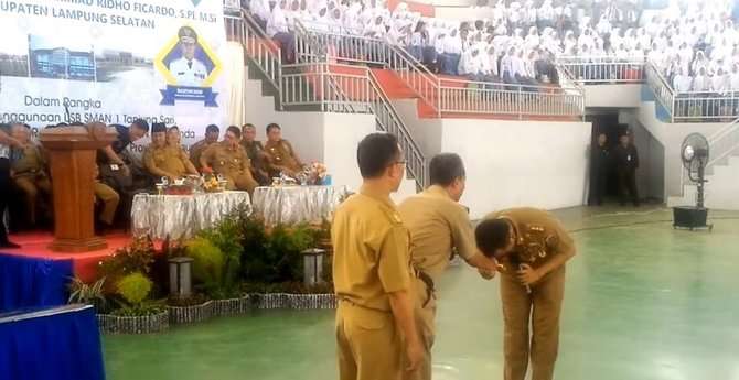 Gubernur Lampung & Guru SMA