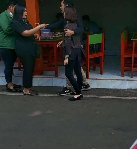 Suaminya malah berusaha melerai keributan itu.