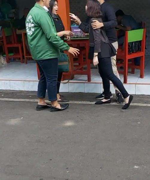 Si pelakor malah balik menantang wanita itu.