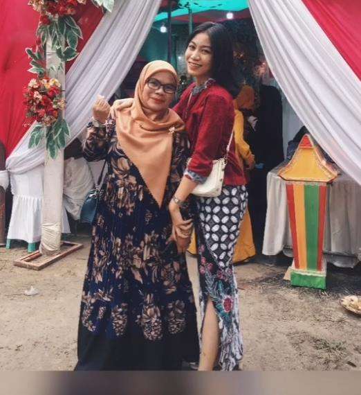 Alifia foto bersama ibunda tercinta.