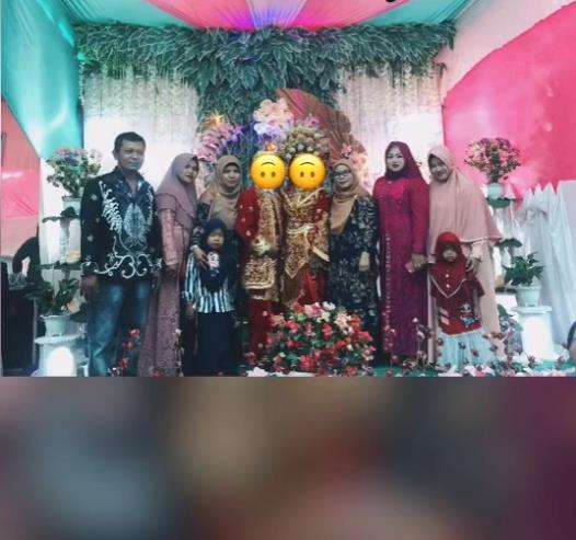 Keluarga Alifia foto bersama dengan kedua mempelai.